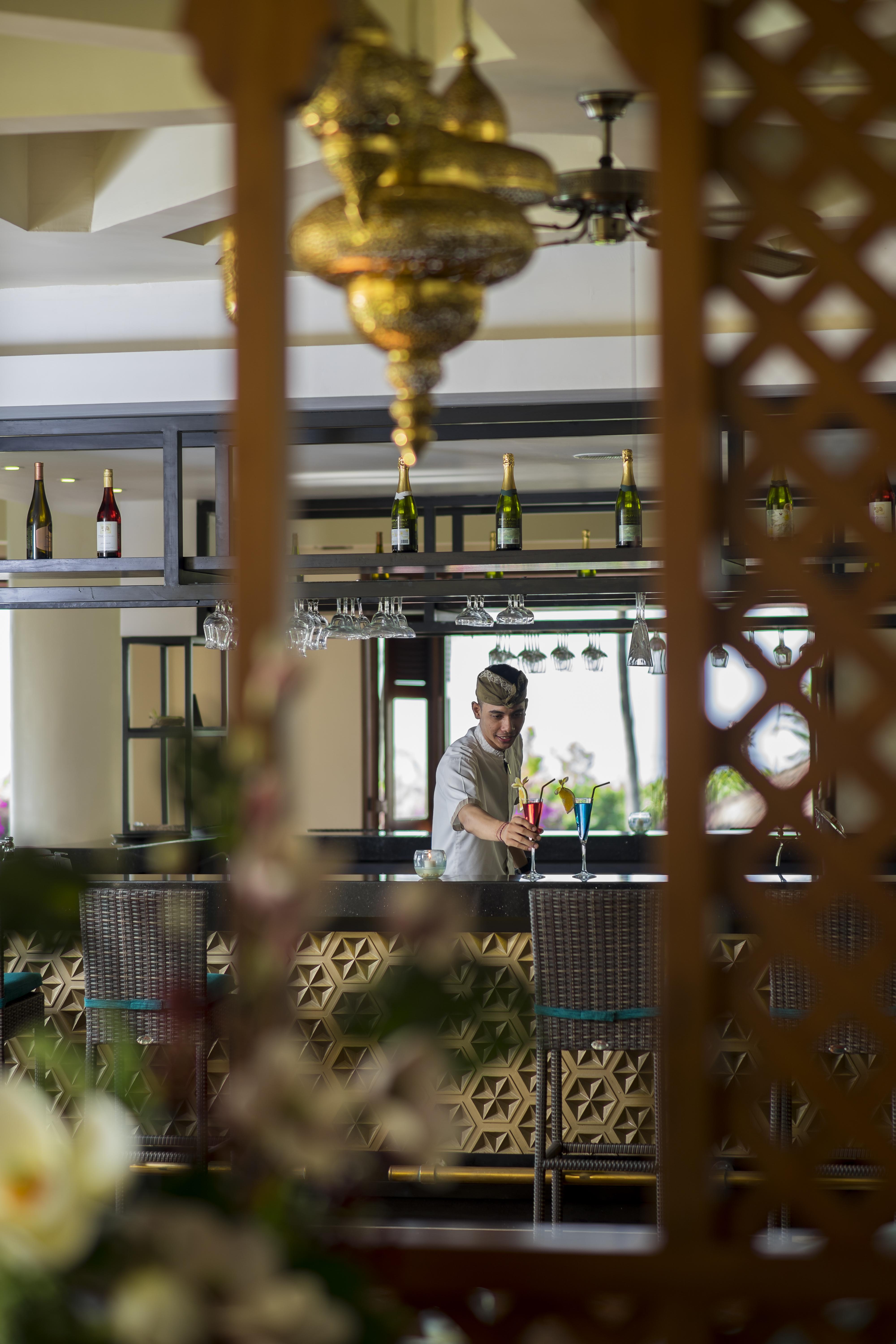 Grand Mirage Resort & Thalasso Bali Nusa Dua  Exterior foto A bartender at work